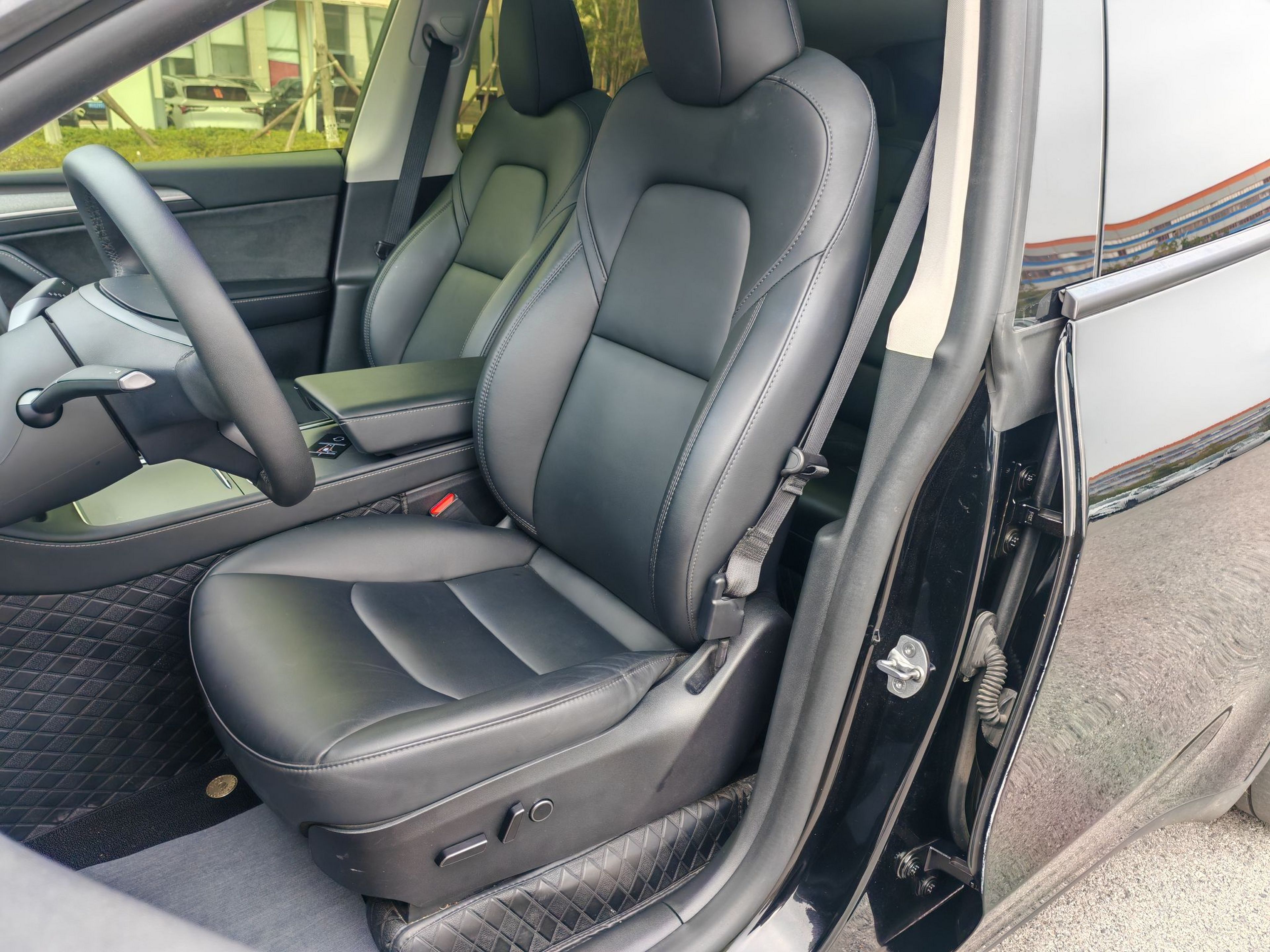 Переднее сиденье в автомобиле