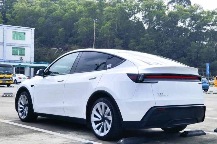 Used Tesla Model Y 2025 Rear-Wheel-Drive Version