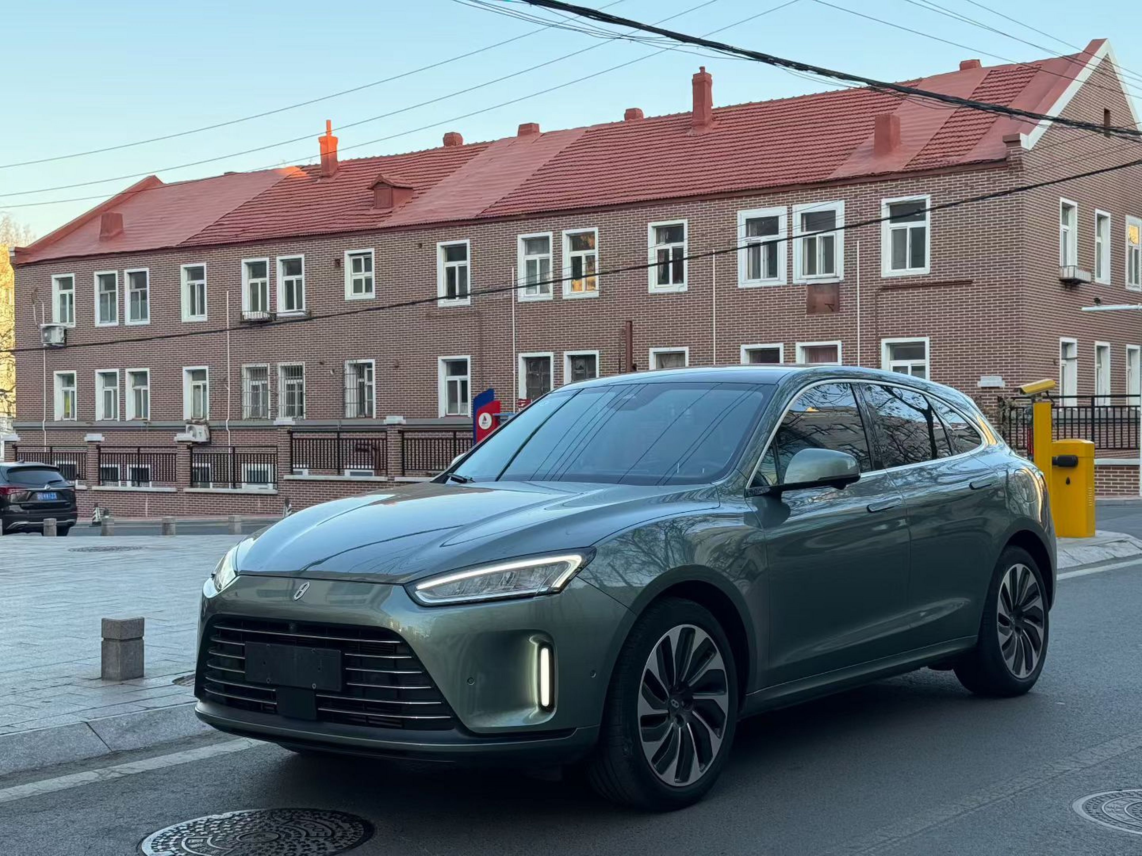 Под передней частью автомобиля