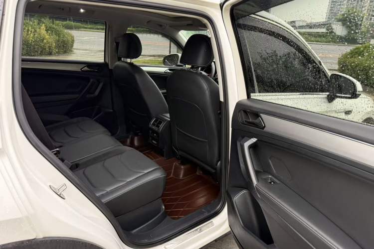 Used Volkswagen Tiguan L 2020 330TSI Automatic Two-Wheel Drive Panoramic Comfort Edition China VI Standard
