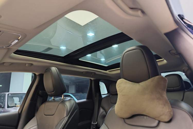 Used  Cherokee 2016 2.4L Leading Edition