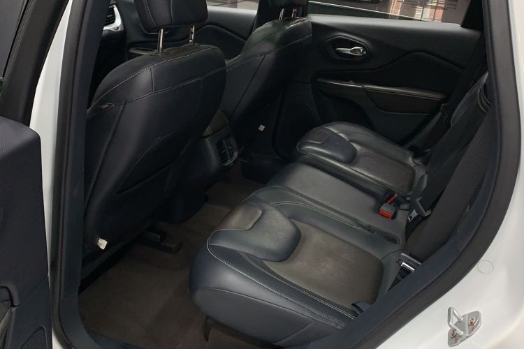 Used  Cherokee 2017 2.4L Leading Edition