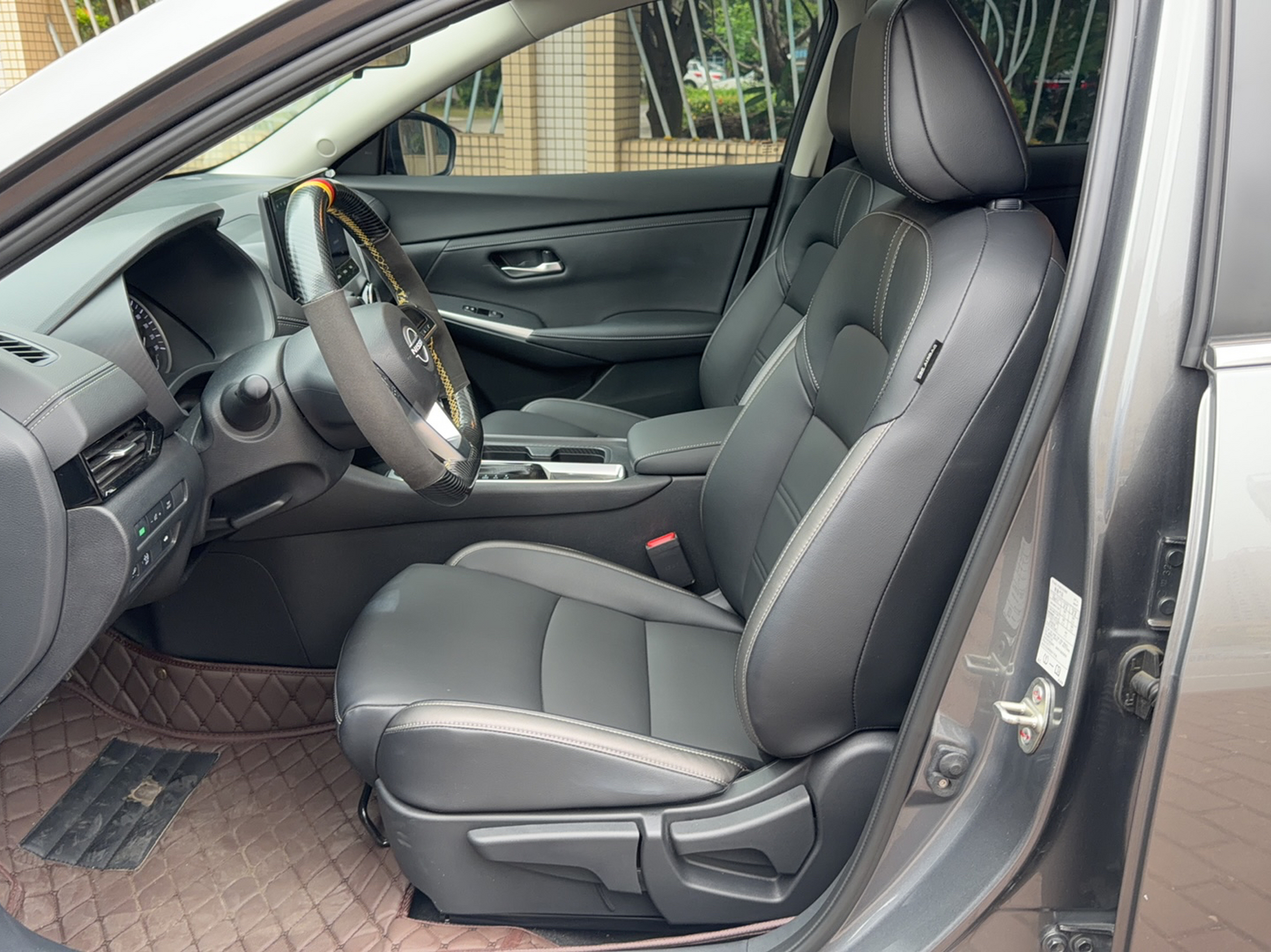 Переднее сиденье в автомобиле