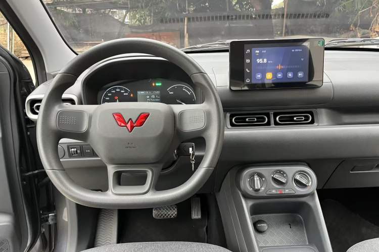 Used Wuling Hongguang New Energy 2024 All-Electric Model 300KM Standard Version
