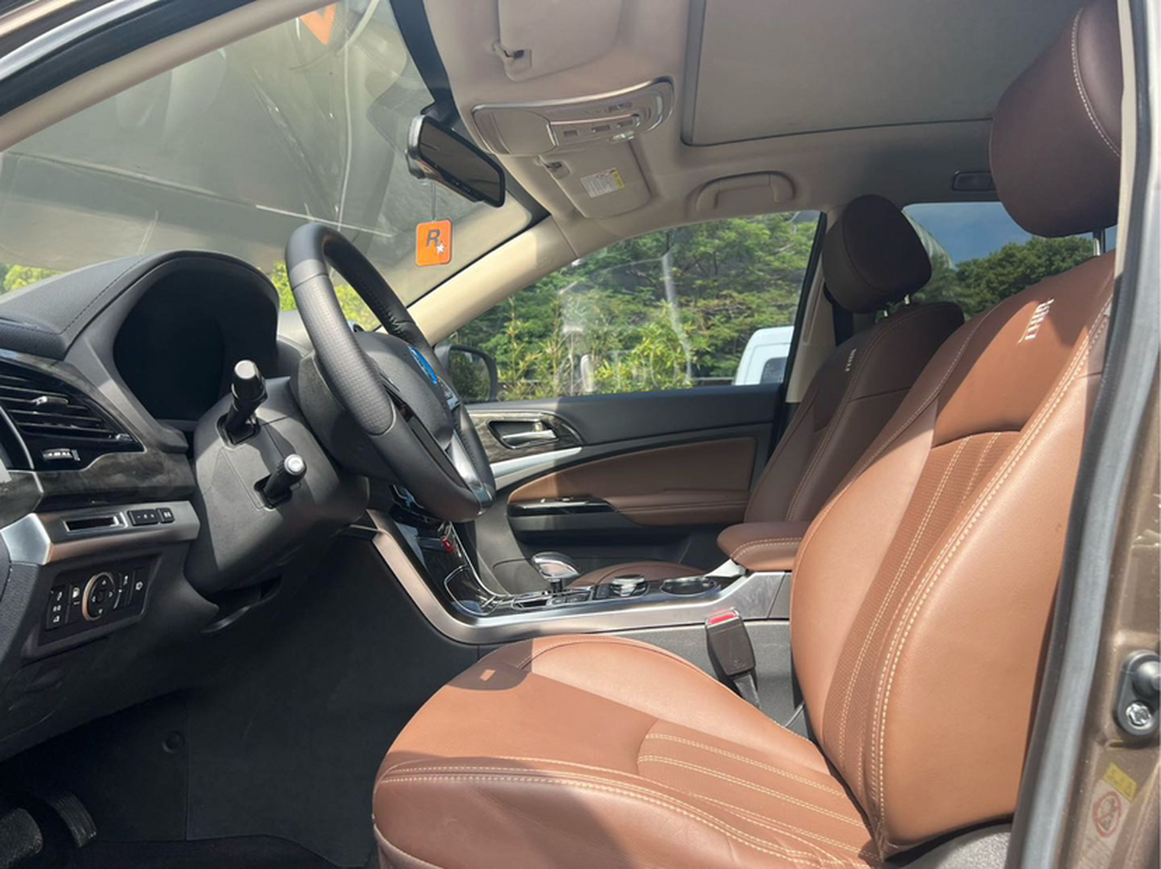 Переднее сиденье в автомобиле