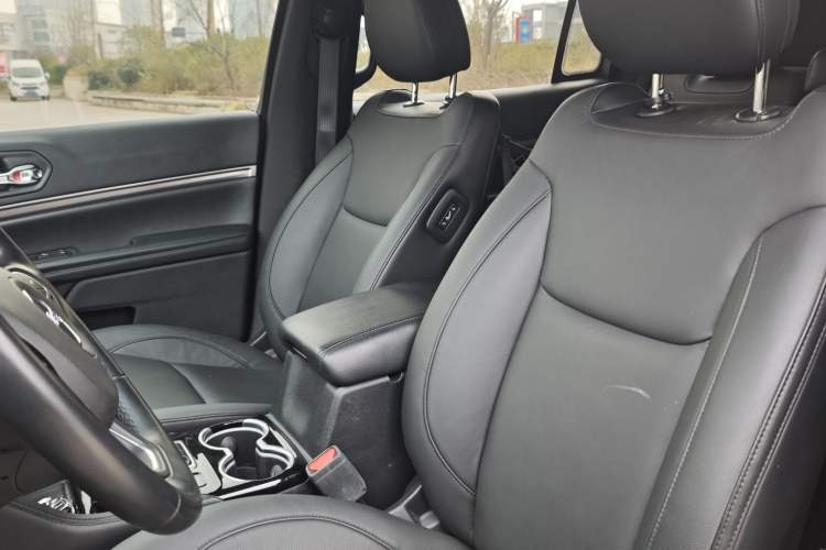 Used  Commander 2018 2.0T Two-Wheel Drive Enjoy Edition China V
