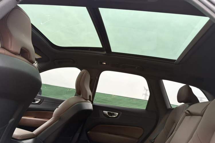 Used Volvo XC60 New Energy 2025 Plug-in Hybrid Long-Range All-Wheel Drive Smart & Luxurious Edition
