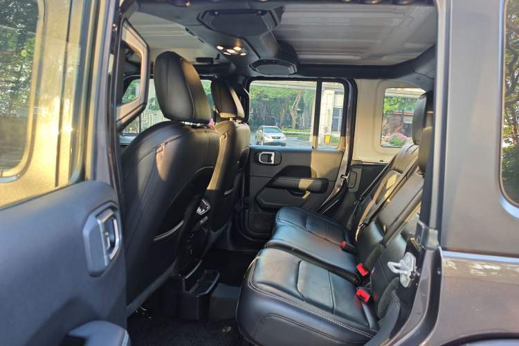 Used  Wrangler 2019 2.0T Sahara Four-Door Version China VI Emission Standard
