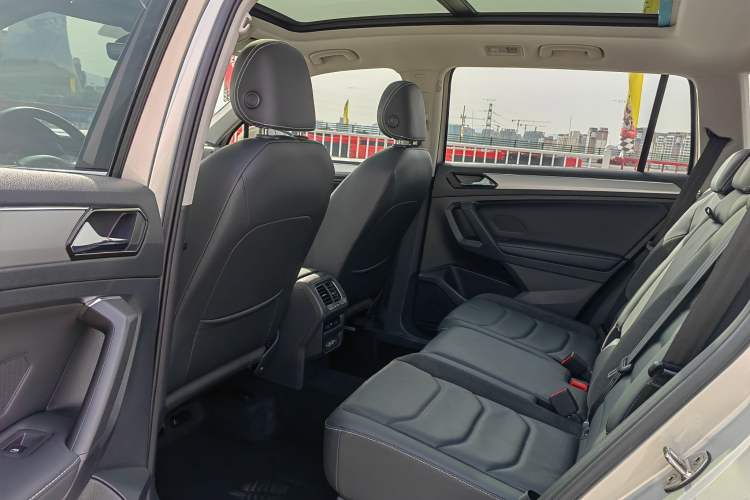 Used Volkswagen Tiguan L 2020 330TSI Automatic Two-Wheel Drive Smart Luxury Edition China VI Standard
