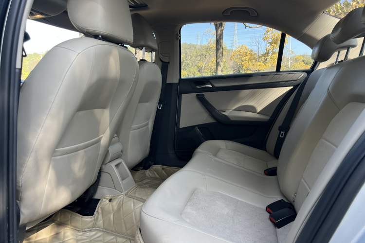 Used Volkswagen Santana 2013 1.6L Manual Comfort Edition
