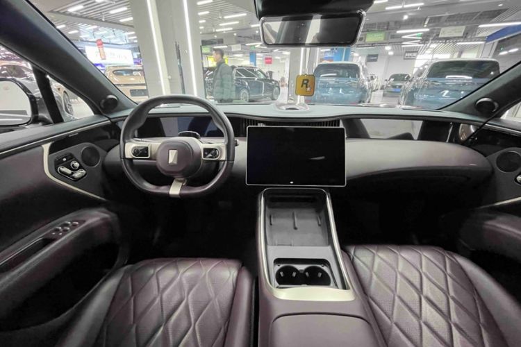 Used  11 2024 730 Luxury Edition with Three Lasers and Rear-Wheel Drive
