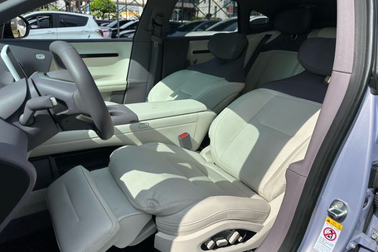 Used  06 2025 Max Extended-Range Edition
