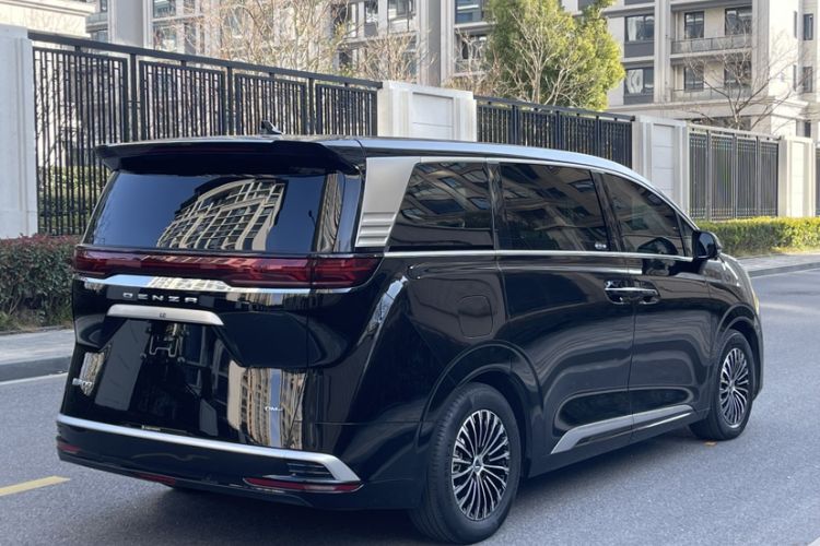 Used Denza D9 2022 DM-i 1040 Prestige Model
