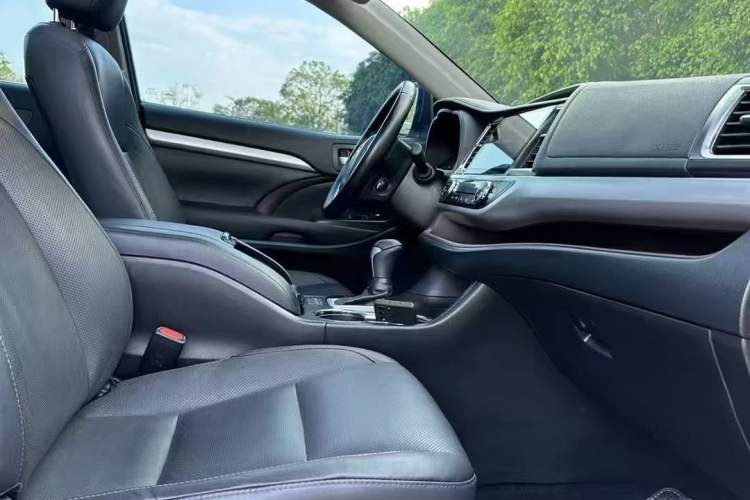 Used Toyota Highlander 2018 2.0T Two-Wheel-Drive Luxury Edition 7 Seats Emission Standard China V
