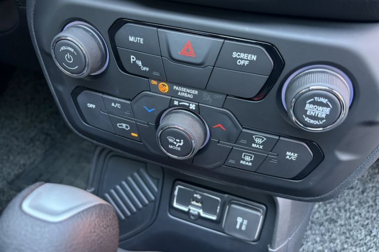 Used  Renegade 2019 220T Automatic Leading Edition
