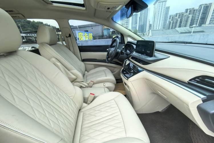 Used Buick GL8 2023 Facelifted Land Cruiser Executive Luxury Version
