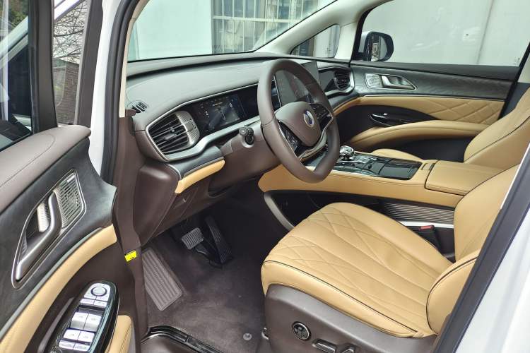 Used Denza D9 2024 DM-i 1050 Luxury Model