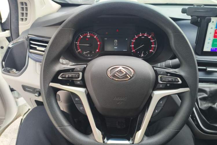 Used SAIC MAXUS Xintu V70 2023 2.0T Elite Edition Manual Transmission Short Wheelbase Low Roof 5/6 Seats (125 hp)

