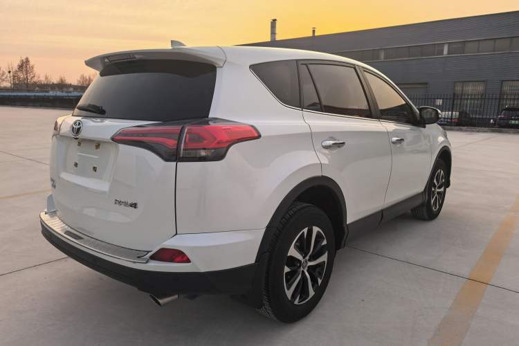 Used Toyota RAV4 2019 2.0L CVT Two-Wheel Drive Luxury Version China VI Standard