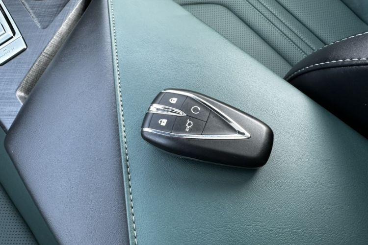 Used Changan UNI-V iDD 2024 Blue Whale Smart Electric iDD 136km Luxury Model
