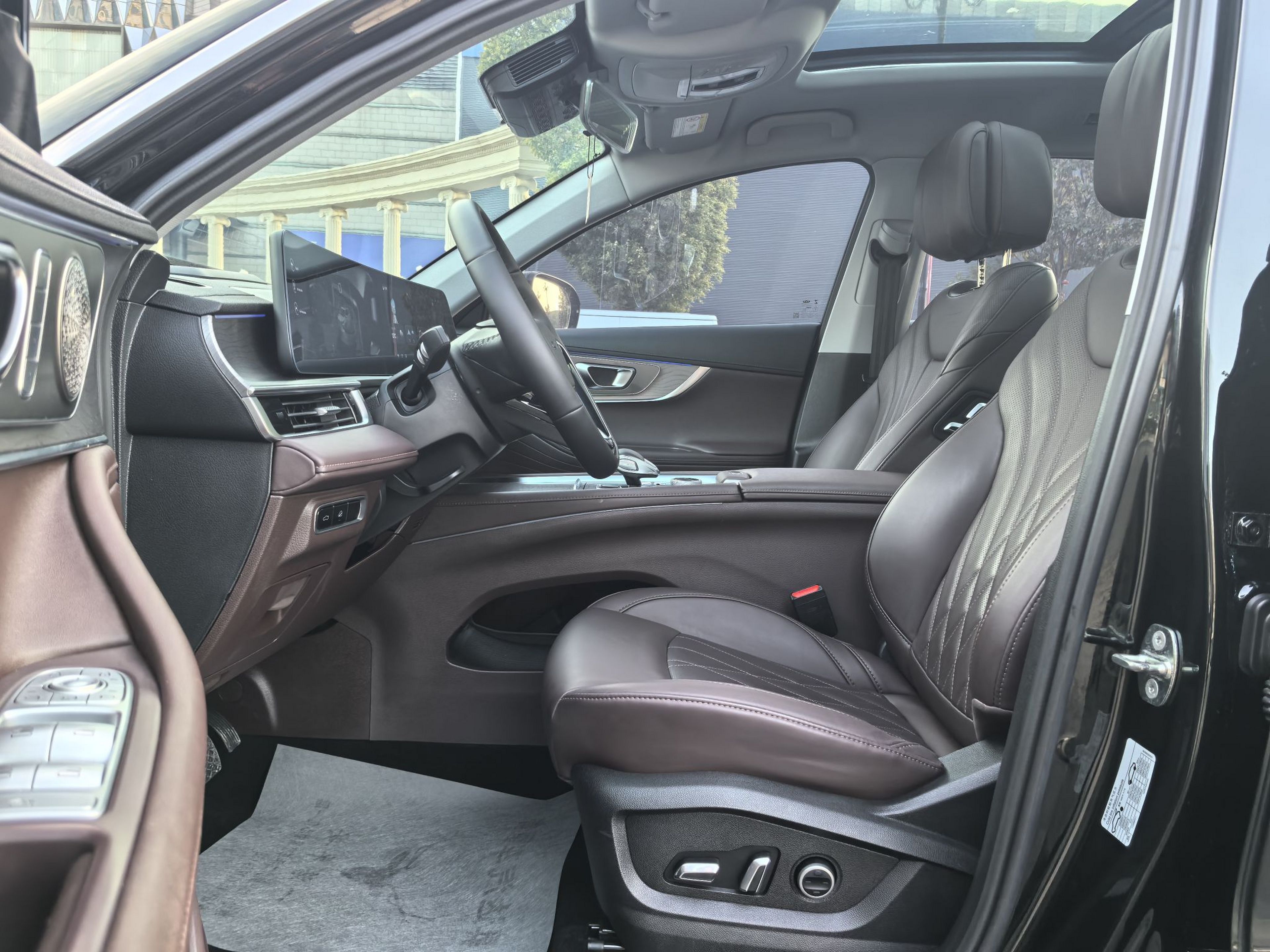 المقاعد الأمامية داخل السيارة