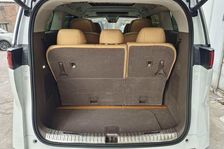 Used Denza D9 2022 DM-i 1040 Prestige Model
