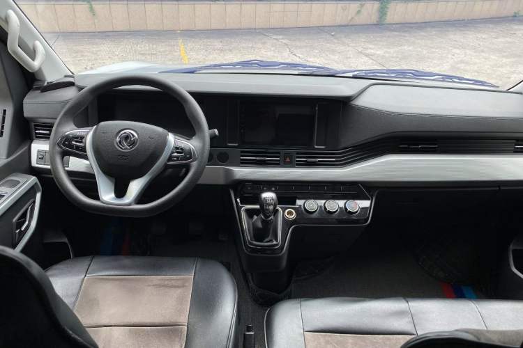 Used  Yufeng 2023 V9+ 2.0T Manual Front-Wheel-Drive Multi-Function Short-Chassis Low-Roof 5/6-Seater
