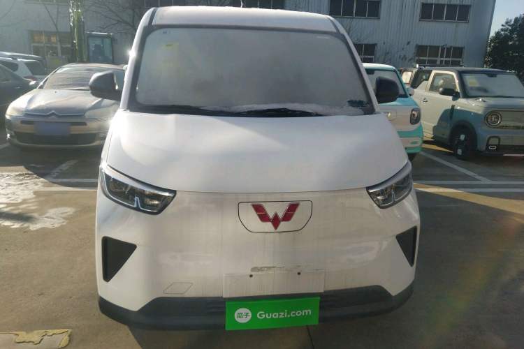 Used Wuling Yangguang 2024 300km Comfort-Grade Passenger Van 60kW
