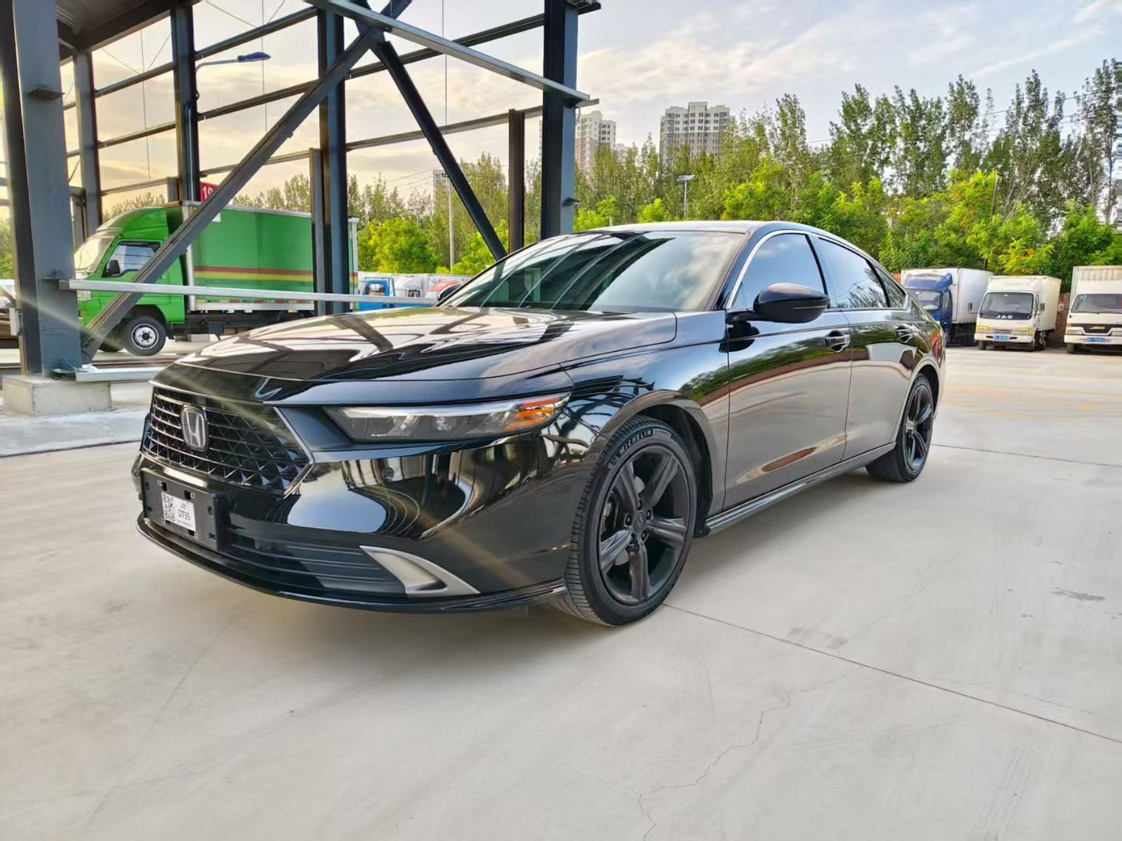 Под передней частью автомобиля