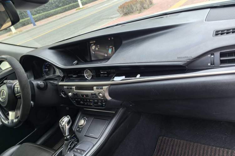 Used Lexus ES 2015 300h Comfort Edition
