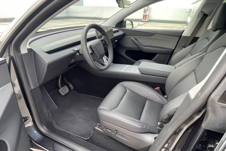 Used Tesla Model Y 2025 Long-Range All-Wheel-Drive Version
