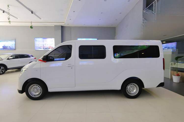 Used Wuling Yangguang 2024 300KM Comfort Version Passenger Van 75kW
