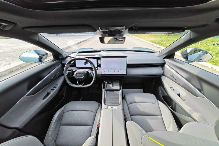 Used Lynk & Co 08 EM-P 2025 220 km All-Wheel-Drive Performance Halo
