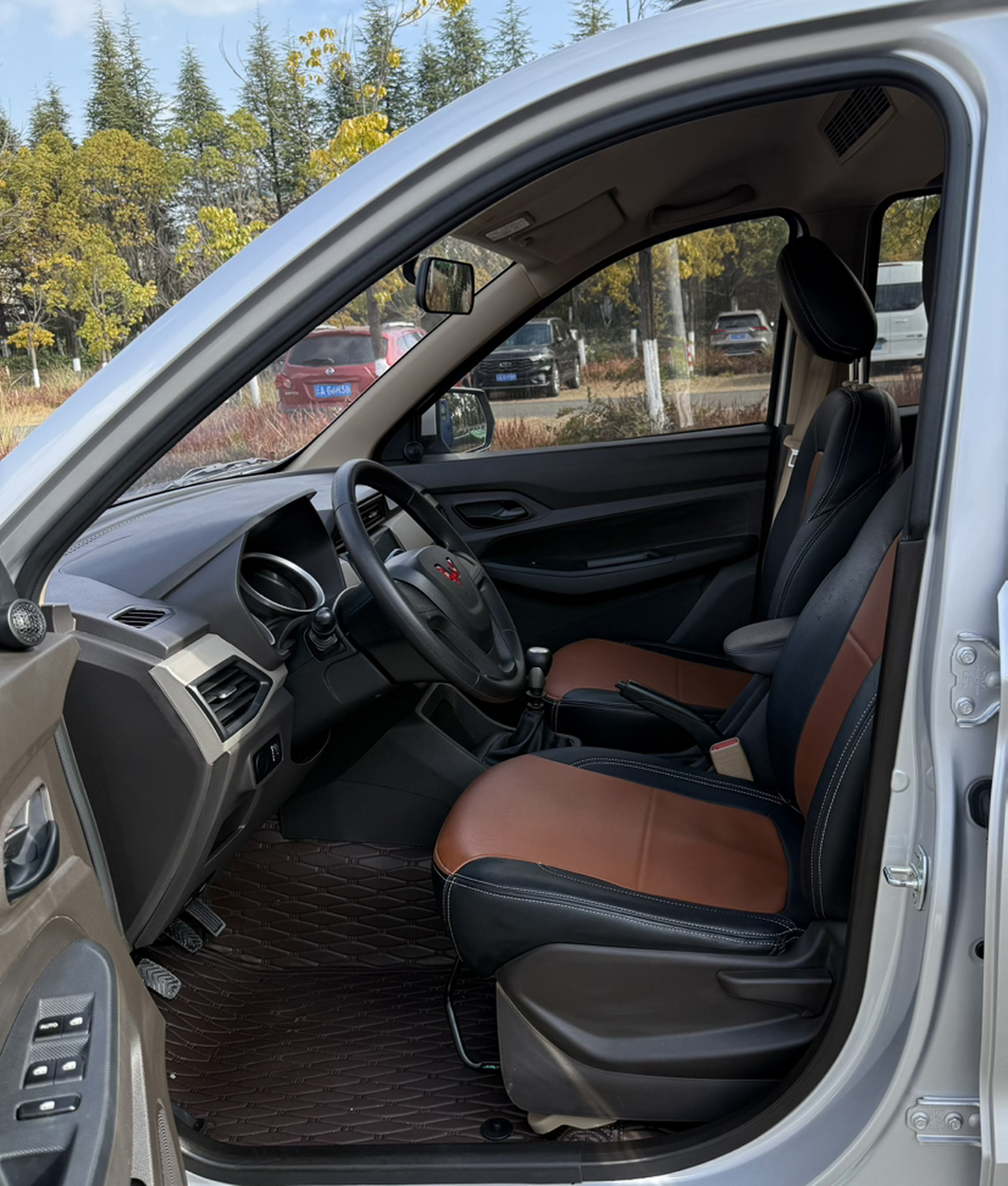 المقاعد الأمامية داخل السيارة