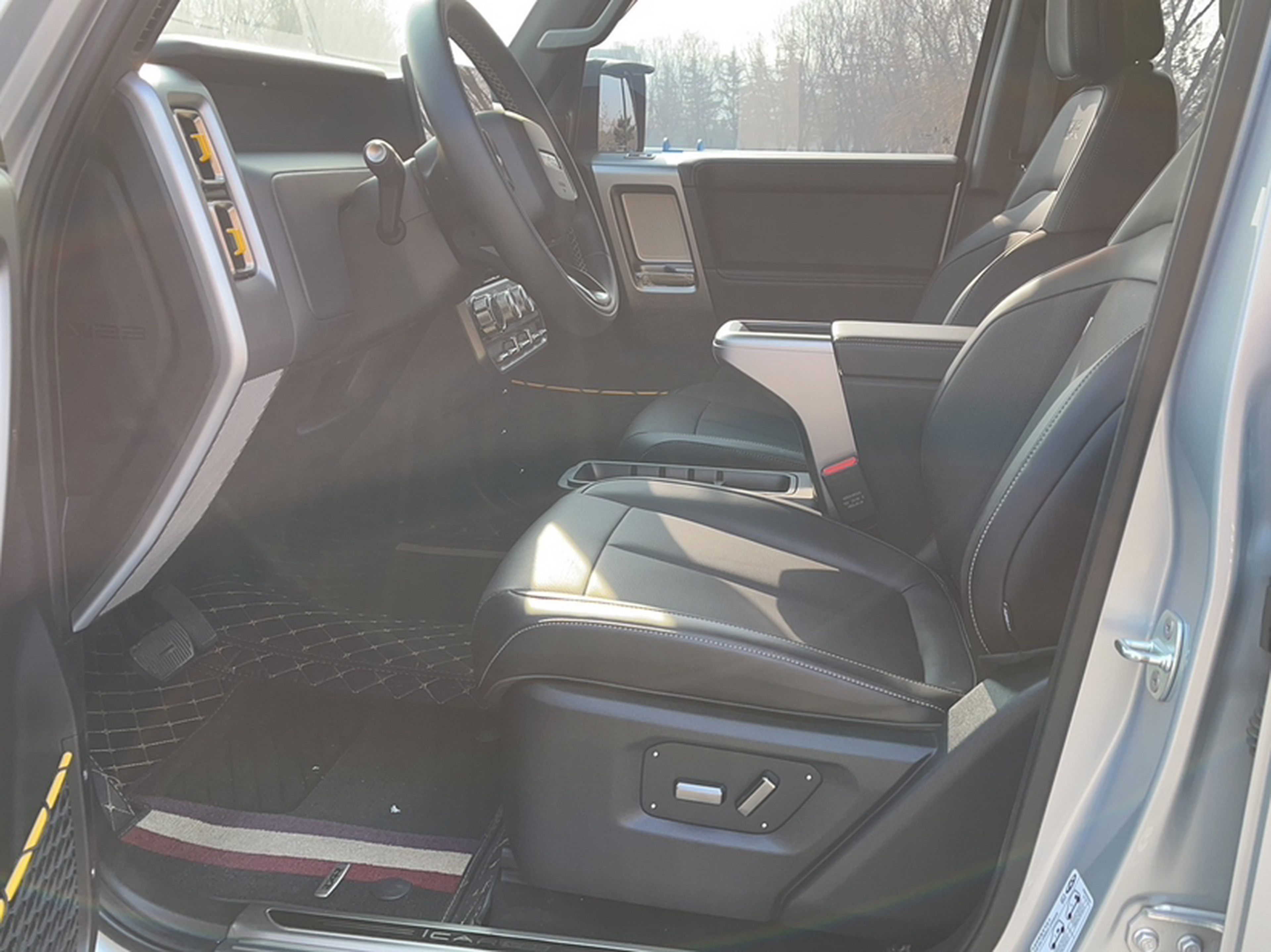 المقاعد الأمامية داخل السيارة