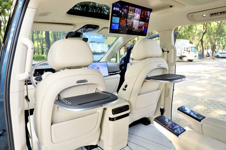 Used VOYAH Dream 2025 PHEV Four-Wheel Drive Prestige Kunpeng Edition
