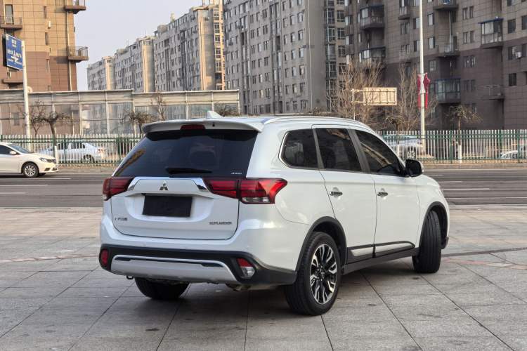 Used Mitsubishi Outlander 2019 2.4L 4x4 Zhi Xiang Edition 5 Seats China VI Standard