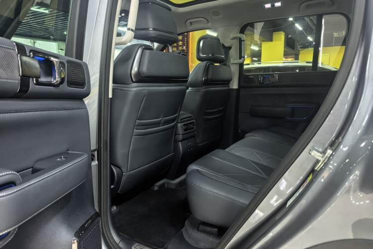 Used Formula Leopard Leopard 5 2023 Navigator Edition
