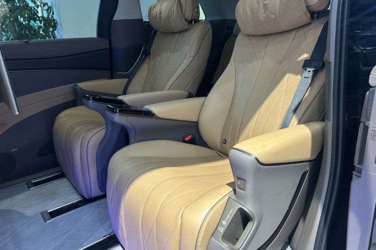 Used Denza D9 2022 DM-i 970 Four-Wheel Drive Flagship Model
