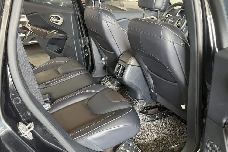 Used  Cherokee 2016 2.4L Professional Smart Version
