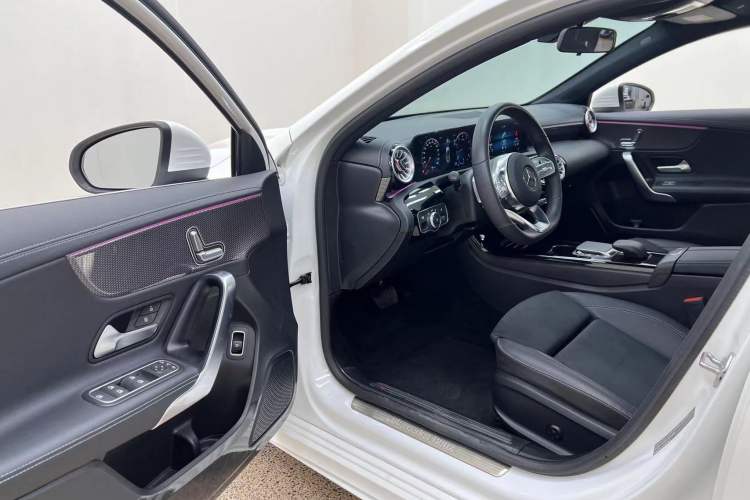 Used Mercedes-Benz A-Class 2022 Revised Version A 200 L Sport Sedan Fashionable Style