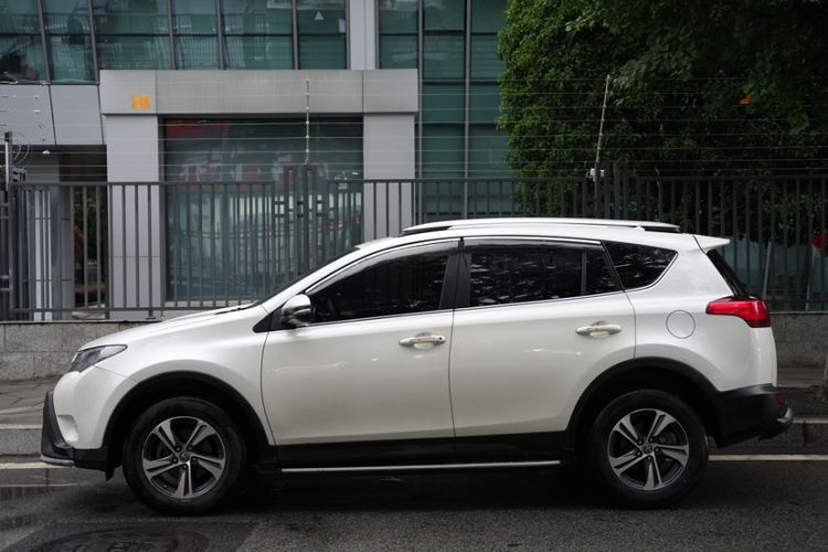 Used Toyota RAV4 2015 2.0L CVT Two-Wheel Drive Fashion Edition
