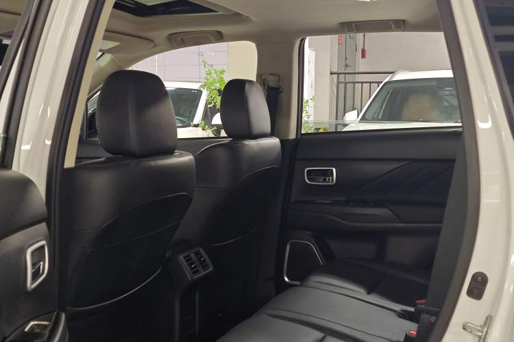 Used Mitsubishi Outlander 2019 2.4L 4x4 Zhi Xiang Edition 7 Seats China VI Standard
