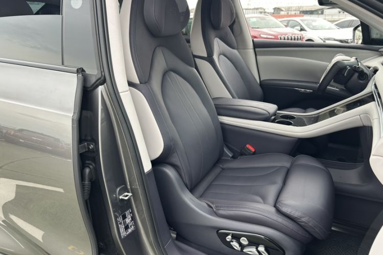 Used  LS7 2023 100kWh Lux All-Wheel-Drive Version
