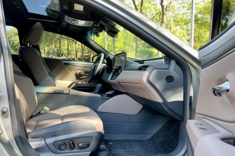 Used Lexus ES 2025 300h Deluxe Edition
