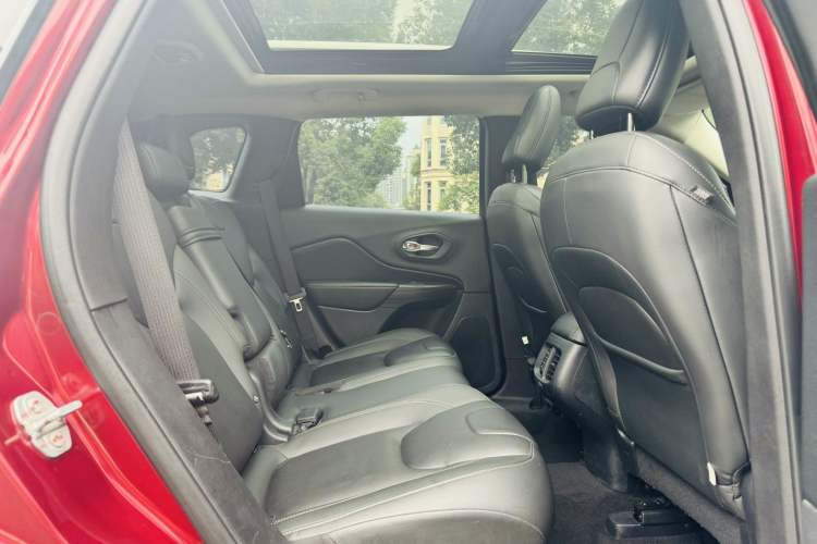 Used  Cherokee 2017 2.4L Leading Edition
