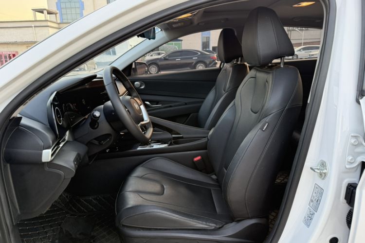 Used Hyundai Elantra 2023 1.5L CVT LUX Prestige Edition
