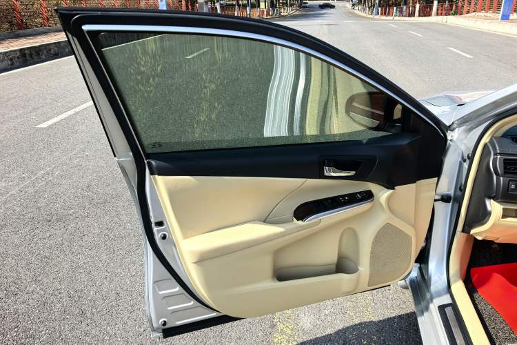 Used Toyota Camry 2015 Dual-Engine 2.5 HG Luxury Navigation Edition
