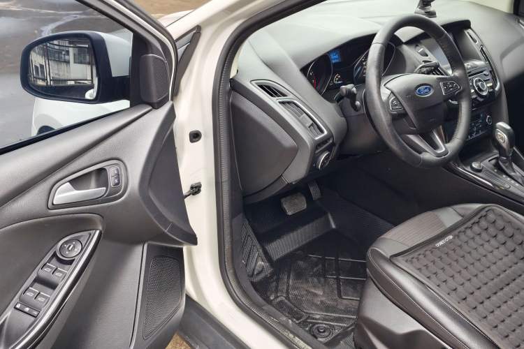 Used Ford Focus 2015 Hatchback 1.6L Automatic Fashion Edition
