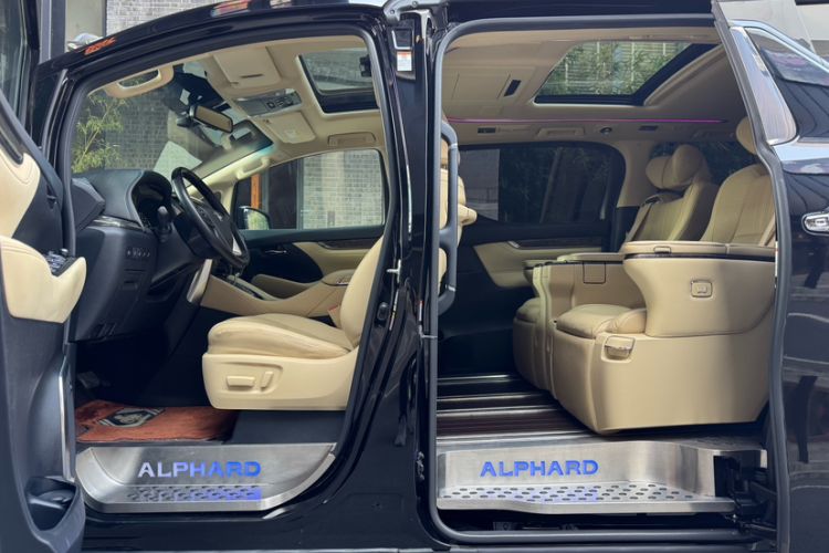 Used Toyota Alphard 2018 Revised Version 3.5L Premium Edition
